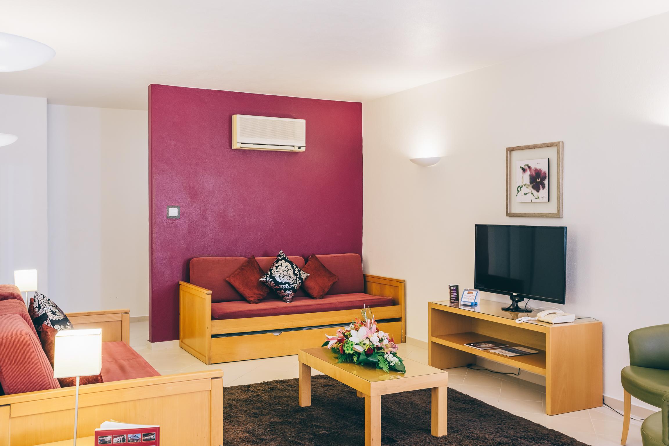 Grand Muthu Forte Da Oura Albufeira Exterior photo A living room in a typical apartment