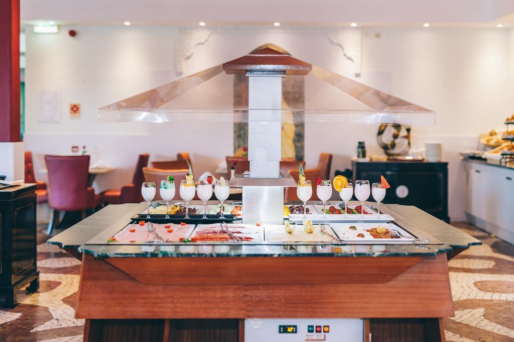 Grand Muthu Forte Da Oura Albufeira Exterior photo A buffet at a hotel
